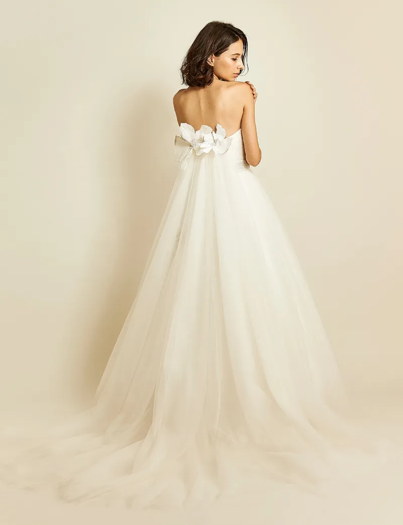 ---Vestido de novia principesco online en organza con escote recto--